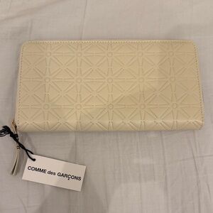 NWT Comme des Garcons Beige Embossed Women's Wallet